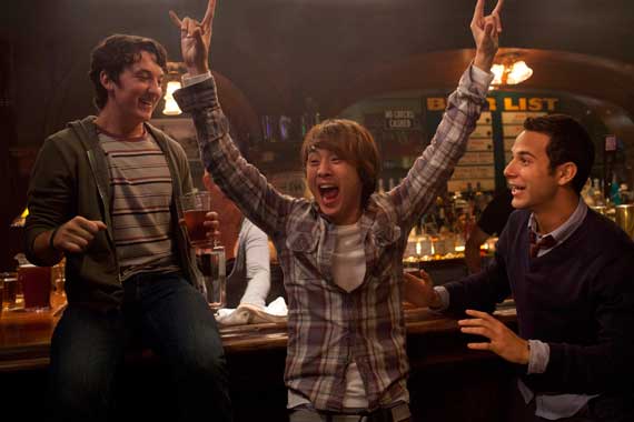 Miles Teller, Justin Chon y Skylar Astin, son los protagonistas de una noche loca de diversión. (Foto: archivo: Laboratorios Black Velvet).