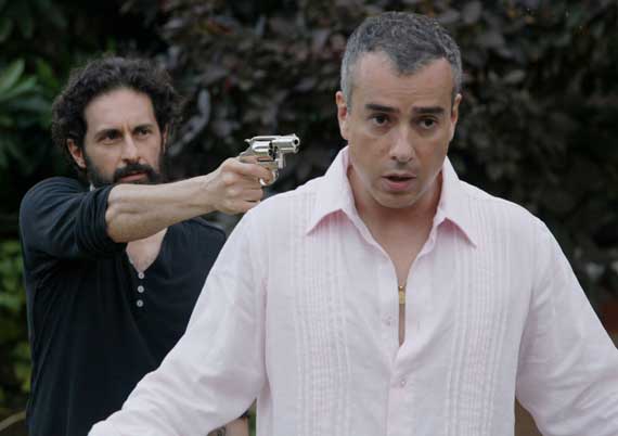 Luis Fernando Hoyos y Jorge Enrique Abello  en una de las escenas de “Crimen con vista al mar”. (Foto: Prensa – Labnoratorios Black Velvet).