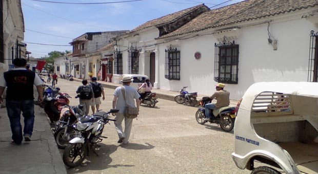 Las angostas calles de Mompox se recorren  caminando, en moto o en moto-taxi, el principal y más importante medio de transporte.