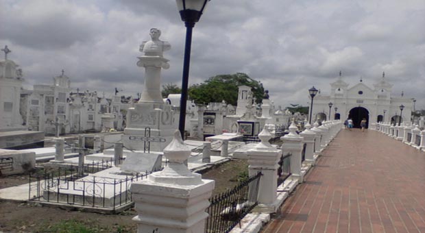 Interior del Cementerio Central