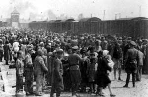 Un tren de carga, con centenares de Judíos llega a Auswitchz