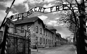 A la entrada de Auschwitz,  había un una frases con el lema nazi ‘Arbeit macht frei'  - El trabajo hace libre