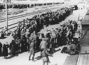 Agentes de las SS seleccionan a los Judíos al llegar a Buchenwald