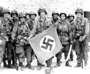 Los americanos arriaron las banderas nazisliberados