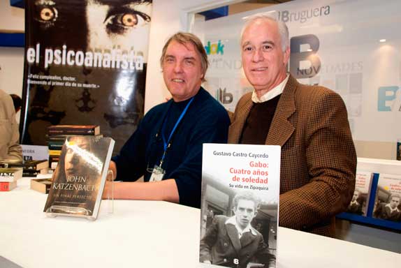 El famoso autor estadounidense, John Katzembach y Gustavo Castro Caycedo, escritores de Ediciones B, en el stand de ediciones B, en l Feria del Libro
