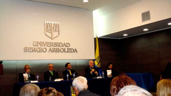 Lanzamiento del libro en la Universidad Sergio Arboleda; lo presentó el embajador de México, Florencio Salazar Adame, con una brillante pieza literaria que fue muy aplaudid, Condujo el acto el Decano Antonio Roveda 