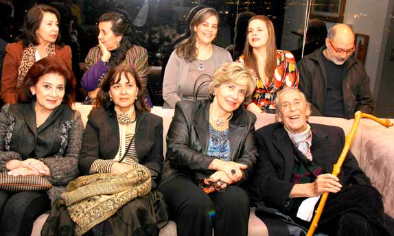 Alvaro Castaño Castillo, la embajadora Claudia Turbay Quintero y otros asistentes a una de las presentaciones de, “Gabo cuatro años de soledad”