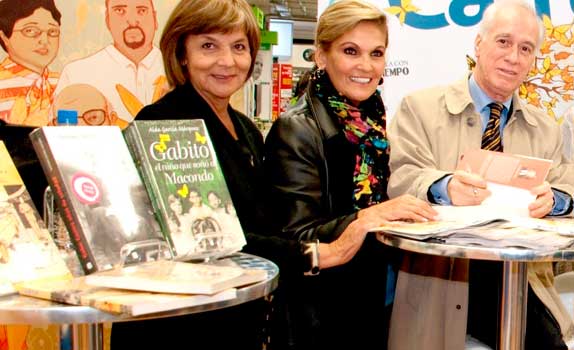 Amparo Pérez, Magda Egas y Gustavo Castro Caycedo, en la firma de, “Gabo, cuatro años de soledad”. Stand de Carrusel y El Tiempo, Feria del Libro