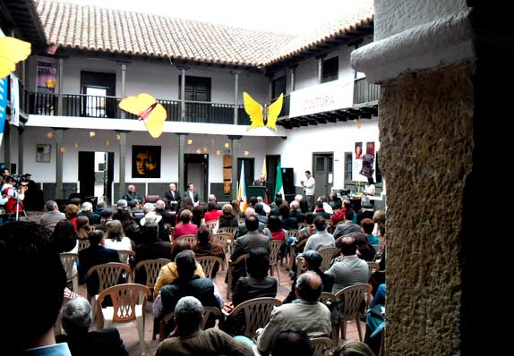 El Embajador de México también presentó el libro en un acto muy emotivo celebrado en la casona de Zipaquirá, donde estudió Gabo, decorada con mariposas amarillas