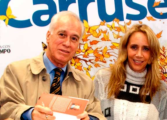 Gustavo Castro Caycedo y Titina Pastrana durante la firma de libros y de la revista Carrusel. Stand de El Tiempo, Feria del Libro