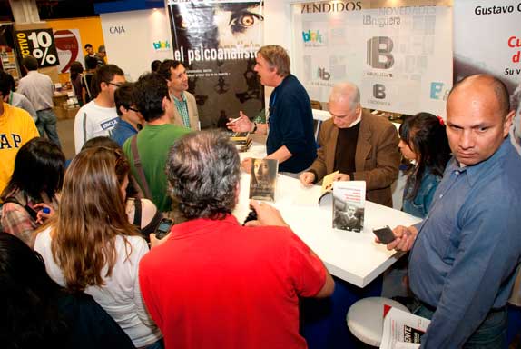John Katzembach y Gustavo Castro Caycedo, firmaron libros en el stand de Ediciones B, editorial que logró un éxito rotumdo en la Feria