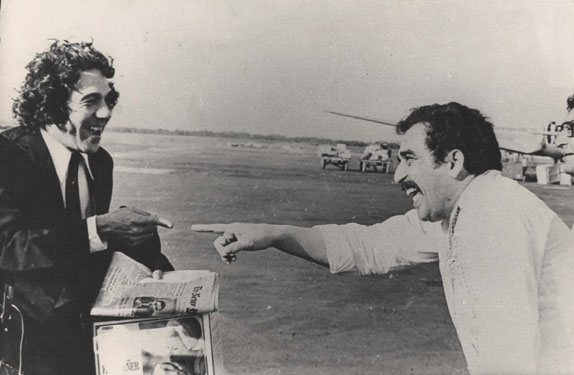 Gabriel García Márquez señala a Álvaro Cepeda (El Nene) que tiene vestido entero y corbata, vestido que nunca usaba en Barranquilla aun en fiestas importantes. Álvaro señala que Gabo ya no tiene las camisas de colores sino una guayabera blanca de lino. Esto fue en el aeropuerto de Barranquilla en 1968. (Foto de Scopell)
