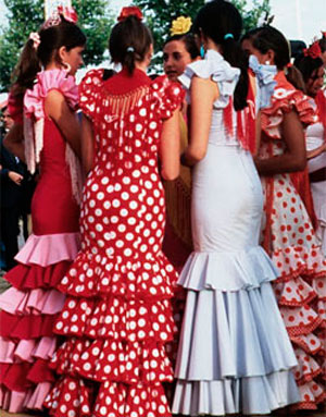 Las mujeres con traje de faralaes contribuyen con el toque femenino en las tradicionales ferias de Sevillas.