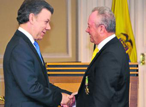 El Presidente Juan manuel Santos confirió la primera Orden Ariel Armel, a Don Arturo Calle