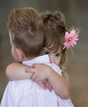 Para que los niños no crezcan con la idea de que los abrazos sólo son para los amantes, abrácelos con frecuencia, de modo afectuoso, tierno, juguetón. 