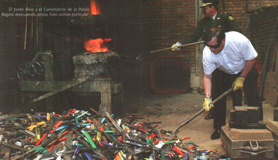 Más de 4.000 armas de fuego y cortopunzantes hacen parte de las cifras que dan respuesta a las campañas de desarme en Bogotá del padre Alirio.