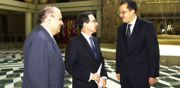 Enrique Iglesias, presidente del BID y el presidente Alvaro Uribe con el doctor Fernando Carrillo-Flórez