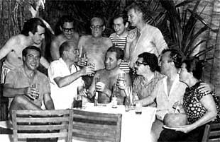Gabo en Acapulco, a su derecha Luis Buñuel y Luis Alcoriza (2)