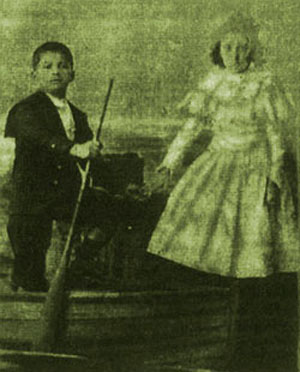 Carlitos Gardel con Francisca Franchini, foto tomada alrededor de 1894 por la casa Benincasa Hnos