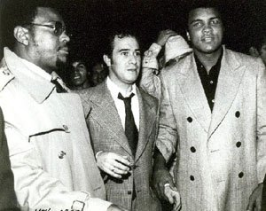 Con Mohammed Ali a quien trajo a colombia para una obra benefica del Instituto Franklin Delano Roosevelt.