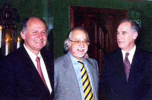 Con Carlos Muñoz y el profesor Manuel Elkin Patarroyo. 