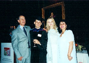 Nikolai en su grado, con sus padres y con Ana, en Harvard