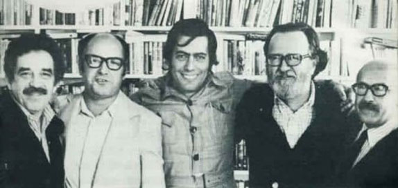 De izquierda a derecha: Gabriel García Márquez, Jorge Edwards, Mario Vargas Llosa, José Donoso y Muñoz Suaz, en casa de Carmen Balcells, en Barcelona (1974). Fotografía de Diálogo con Vargas Llosa, por Ricardo A. Setti (Editorial Kosmos, 1988).