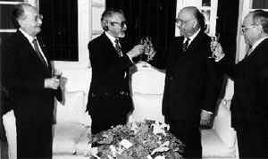 Pedro Gómez haciendo la paz con el presidente Lusinchi