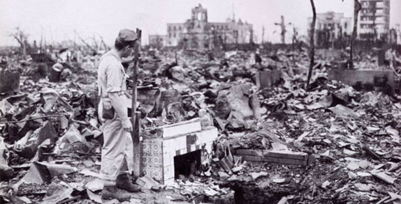 Panorámica  de Nagasaki horas después de la explosión