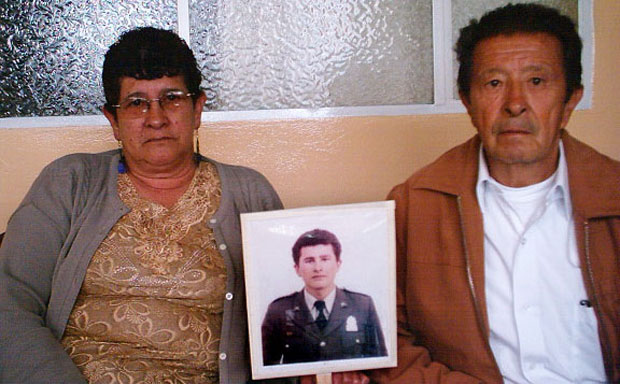 Blanca Vilma Rojas y José Justiniano Guzmán con la fotografía de su hijo secuestrado 