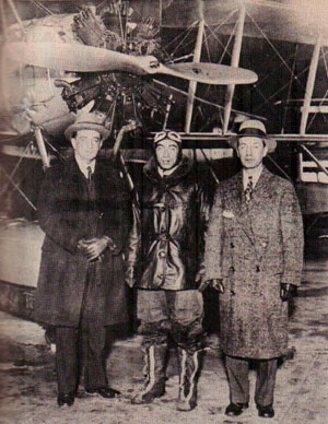 En esta fotografía tomada  el 23 de noviembre  cuando se realizó el primer vuelo entre Nueva York y Bogotá, aparecen de izquierda a derecha: Carlos Puyo Delgado, Benjamín Méndez -el piloto-  y José Eustasio Rivera.