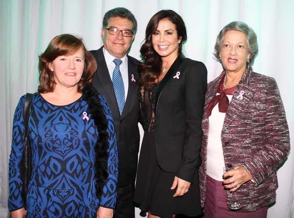De izquierda a derecha: Pilar Fernández, Ernesto Corcho, la diseñadora Carmen Belissa y Gloria Inés Forero de la Liga Colombiana de Lucha contra el Cáncer.