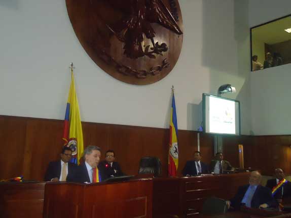 El  periodistas Edgar Hozzman se dirige a los asistentes en la Asamblea de Cundinamarca