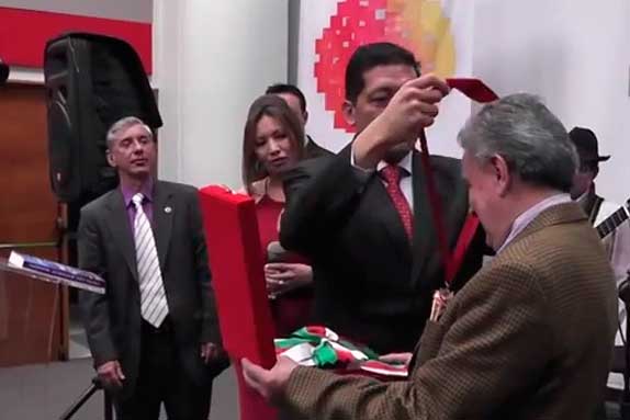Edgar Hozzman fue condecorado también por el Alcalde de Sogamoso, Miguel Angel García