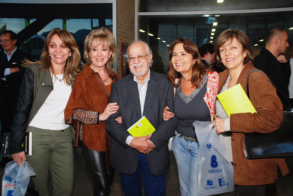 Carlos Muñoz acompañado por Lizzete Saad, Yolanda Parra, Cecilia Otero, y Elizabetrh Romero
