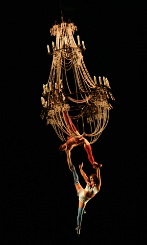 Candelabros es uno de los números de acrobacia. Cuatro mujeres realizan acrobacias aéreas en tres candelabros gigantes que giran por encima de la cama de Mauro, el payaso. (Foto: Prensa-OCESA).