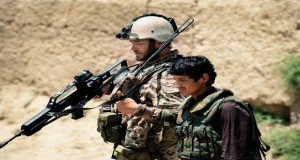 Tarik, un joven intérprete afgano y Jasper, un militar alemán, son los personajes sobre los cuales rueda la historia de la película Entre dos mundos. (Foto: Prensa-Cineplex)