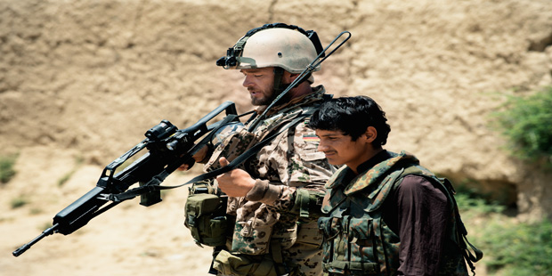 Tarik, un joven intérprete afgano y Jasper,  un militar alemán, son los personajes sobre los cuales rueda la historia de la película Entre dos mundos. (Foto: Prensa-Cineplex)