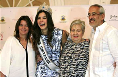 Miss Universo, con sus padres Laura y Rodolfo y su abuela Elvira. Imagen terra.com