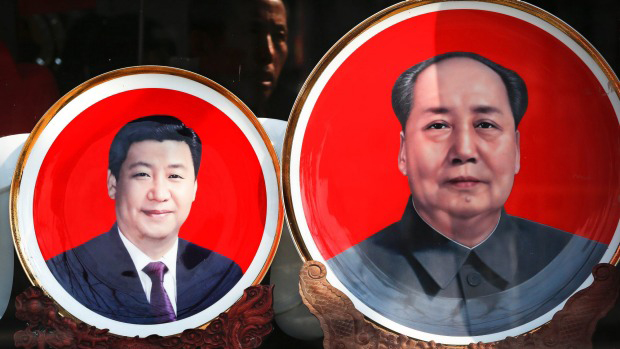 Souvenirs con imágenes de Xi y de Mao