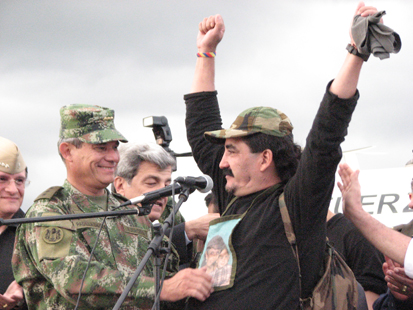 El General Freddy Padilla de León y un liberado, José Ricardo Marulanda.  Foto Edward Calde, prensa CGFM