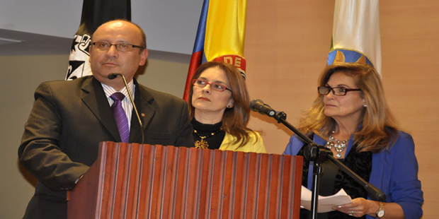 Fray Erico Macchi, y las presentadoras Magda Egas y María Clara Gracia. Foto U. Santo Tomás