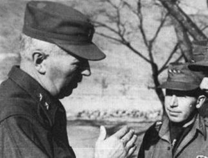 El Mayor General Clarke del ejército de EE.UU, y  el por entonces Capitán Alvaro Valencia Tovar en la Guerra de Corea-