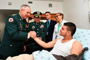 Los comandantes del Ejército y de las Fuerzas Militares visitan al  Subteniente Cristian Moscoso, secuestrado por las Farc