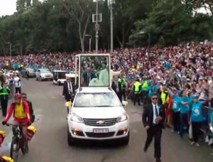 Grandes multitudes al paso del Papamóvil