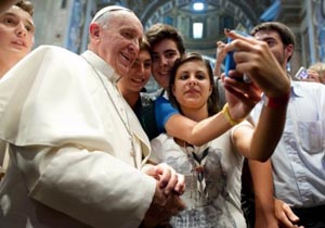 El santo Padre no reusa ni una selfie con los jóvenes 