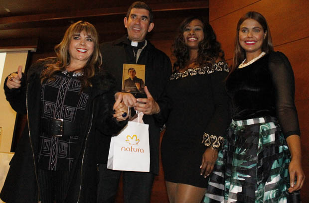 Padre Daniel Saldarriaga y el elenco femenino de “Sábados felices”.
