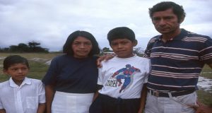 Ciro Galindo con la familia que la violencia le quitó.