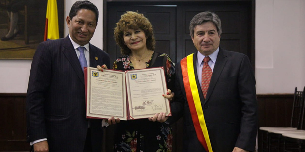 De izquierda a derecha: El Concejal Roger Carrillo Ocampo; Teresa Sánchez, gerente de la Clínica Centro Ocular Dr. Rincón, y Gilberto Castillo, Subgerente. 