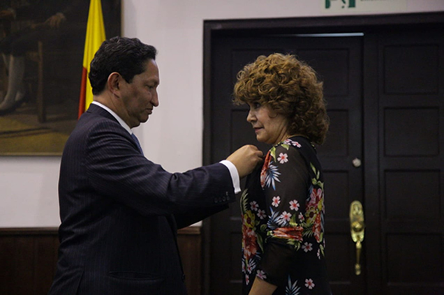 Teresa Sánchez, gerente de la Clínica Centro Ocular Dr. Rincón en acto de  reconocimiento por parte del Concejal Roger Carrillo Ocampo.